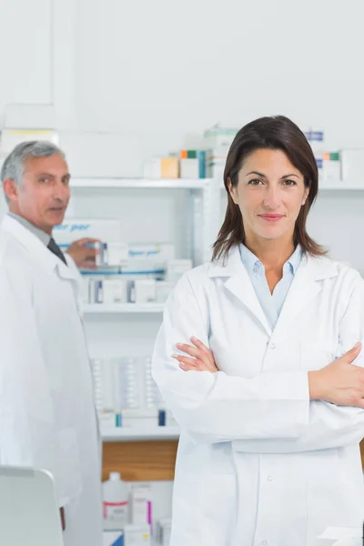 Farmacéuticas Con Los Brazos Cruzados Una Colega Farmacia Hospital —  Fotos de Stock