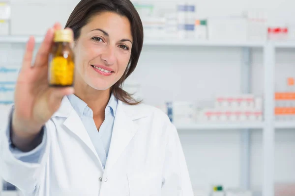 Χαμογελαστός Γυναίκα Φαρμακοποιός Δείχνει Χάπια Και Στέκεται Ένα Φαρμακείο Ένα — Φωτογραφία Αρχείου