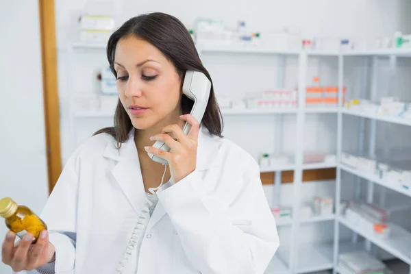 Farmaceuta Trzyma Tabletki Podczas Rozmowy Telefonicznej — Zdjęcie stockowe