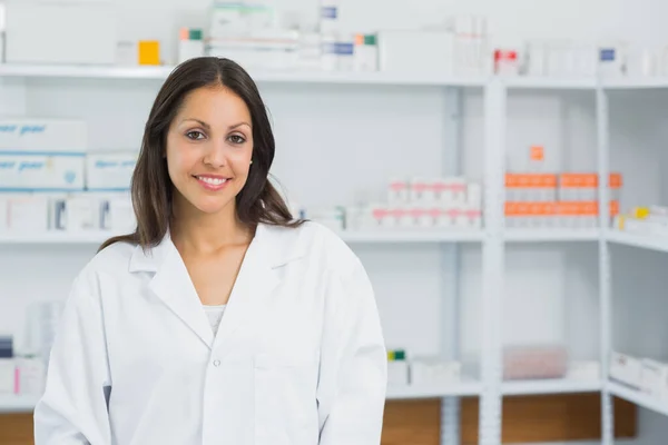 Lächelnder Apotheker Der Apotheke Eines Krankenhauses — Stockfoto