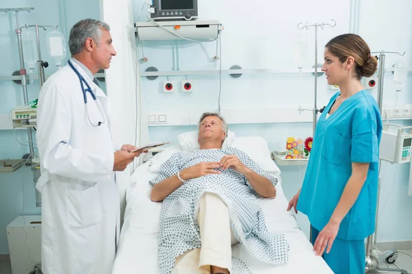 Krankenschwester Und Arzt Sprechen Zimmer Eines Patienten Krankenhaus — Stockfoto