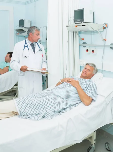 Dokter Praat Met Een Patiënt Een Bedafdeling Een Ziekenhuis — Stockfoto