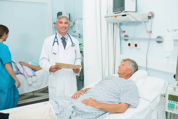 Medico Sorridente Con Paziente Reparto Letto Ospedale — Foto Stock