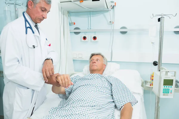Arts Die Pols Van Een Patiënt Een Ziekenhuis Meet — Stockfoto