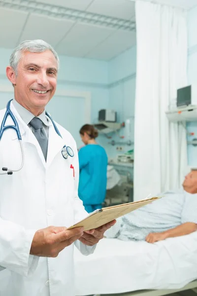 Médecin Souriant Regardant Tableau Dans Une Salle Lit Hôpital — Photo