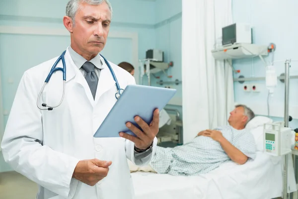 Médico Masculino Que Tiene Una Tableta Táctil Mientras Encuentra Hospital — Foto de Stock