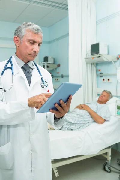 Lékař Pomocí Hmatového Tabletu Zatímco Stojí Nemocnici — Stock fotografie