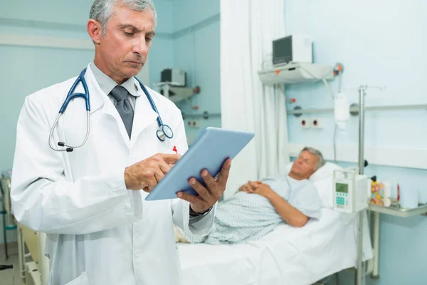 Vážný Lékař Pomocí Hmatové Tablety Zatímco Stojí Nemocnici Lůžko Oddělení — Stock fotografie