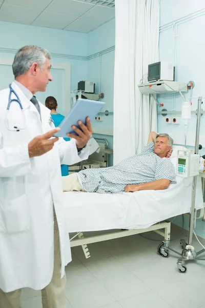 Hastanedeki Bir Yatakta Yatarken Doktoru Dinleyen Bir Hasta — Stok fotoğraf