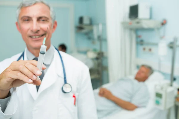 Arzt Mit Spritze Der Hand Krankenhauszimmer — Stockfoto