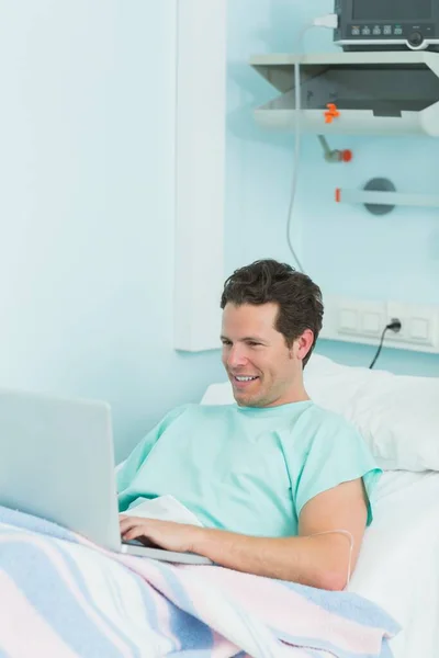 Радісний Пацієнт Використовує Ноутбук Лежачи Лікарняному Ліжку — стокове фото