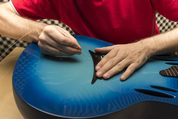 Corda Uma Guitarra Está Sendo Renovada Por Técnico Série Com — Fotografia de Stock