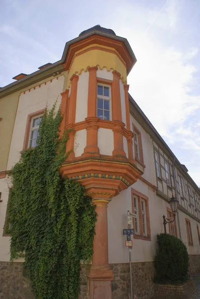 Dom Muru Pruskiego Pomarańczowym Orielem Rogu — Zdjęcie stockowe
