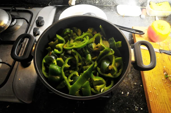 Koken Green Chili Pepperson Een Zwarte Pot — Stockfoto