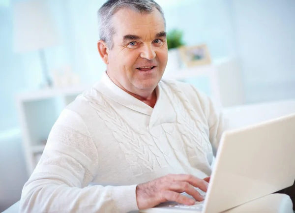 Portret Van Volwassen Man Met Laptop Werkt Kijken Naar Camera — Stockfoto