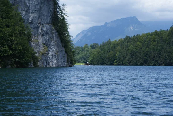 Montanha Lago Com Barco — Fotografia de Stock