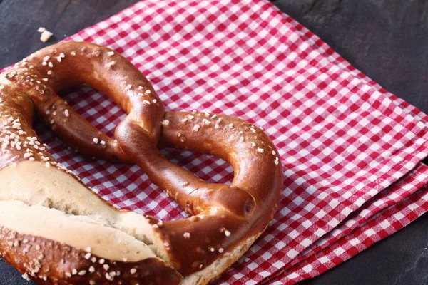 Cerca Tradicional Pretzel Alemán Casero Una Toalla Cocina Roja Blanca —  Fotos de Stock