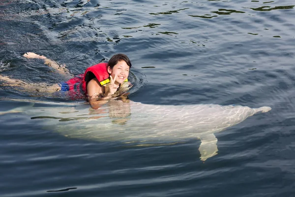 Plavání Delfínem Teenager Rybami Vodě — Stock fotografie