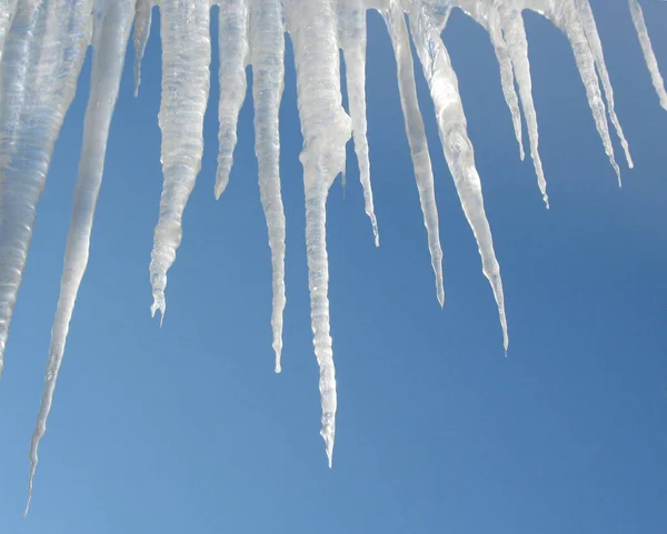 Weiße Eiszapfen Fallen Vom Blauen Himmel — Stockfoto