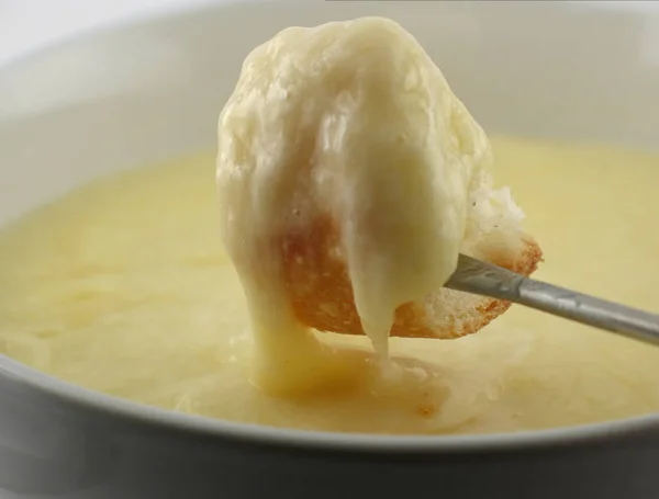 Brocken Brot Einen Topf Mit Geschmolzenem Käse Getaucht Käse Fondue — Stockfoto