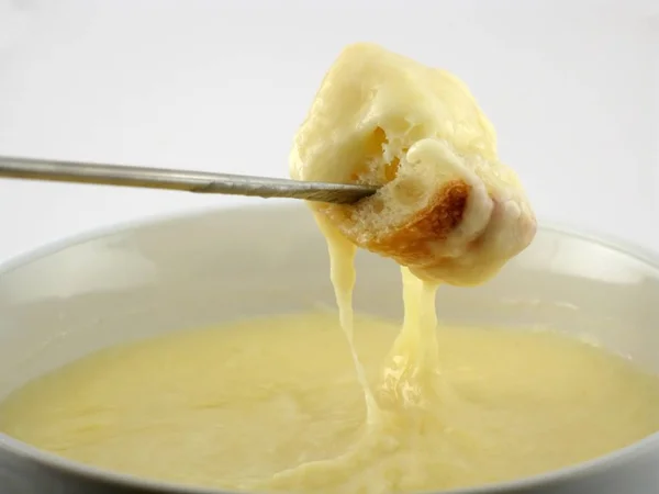 Roztopiony Ser Kapie Sznurkach Kawałka Świeżego Chleba Serowej Kolacji Fondue — Zdjęcie stockowe