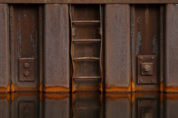 Parete Del Canale Arrugginito Con Riflessione Acqua — Foto Stock