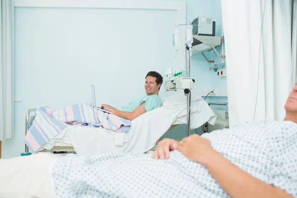 Pacientes Varones Acostados Camas Hospitalarias Hospital — Foto de Stock