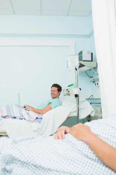 Smiling Patient Hospital Room Other Patient Hospital Ward — Stock Photo, Image