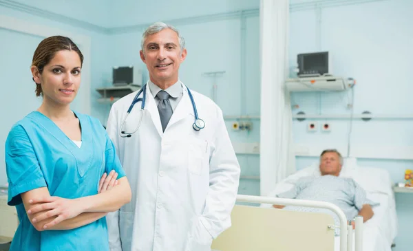 Dokter Verpleegster Met Haar Armen Gekruist Staan Kamer Van Een — Stockfoto