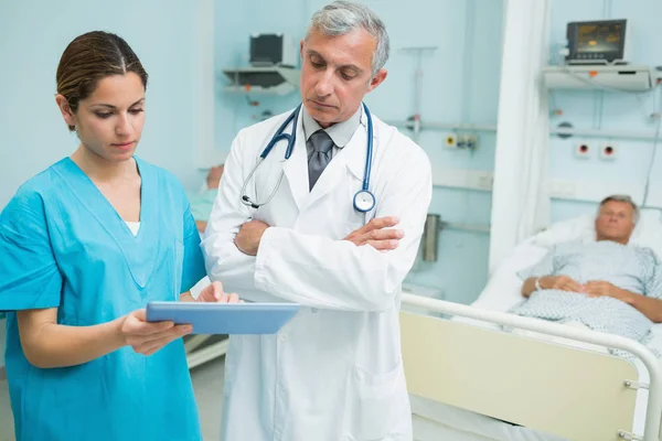 Krankenschwester Und Arzt Betrachten Eine Taktile Tablette Auf Einer Krankenhausstation — Stockfoto