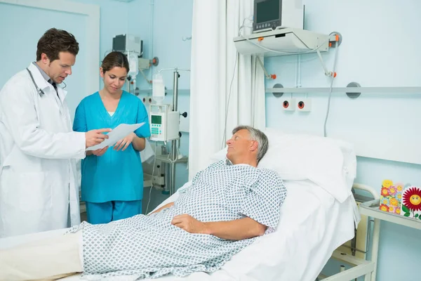 Maschio Medico Infermiere Guardando Documento Con Paziente Ospedale — Foto Stock