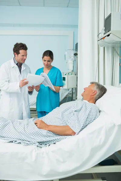 Paziente Sdraiato Letto Mentre Guarda Medico Infermiere Ospedale — Foto Stock