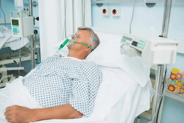 병원에서 산소마스크를 침대에 의식이 — 스톡 사진