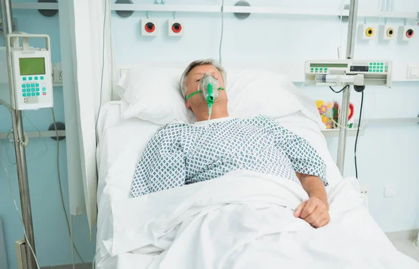 Paciente Masculino Inconsciente Deitado Uma Cama Com Máscara Oxigênio Hospital — Fotografia de Stock