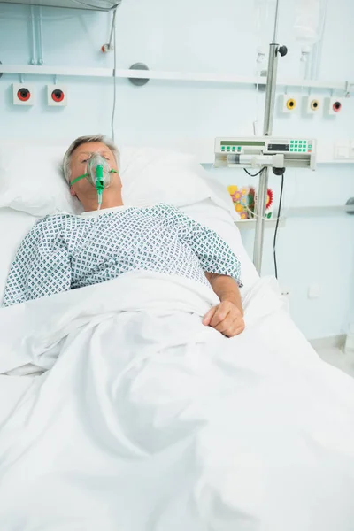 Tudatos Idős Férfi Beteg Fekszik Ágyon Oxigénmaszkkal Kórházban — Stock Fotó