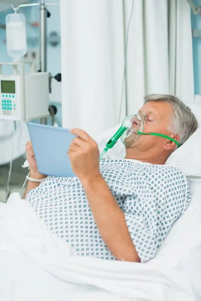在医院病床上戴氧气面罩的男性病人 — 图库照片
