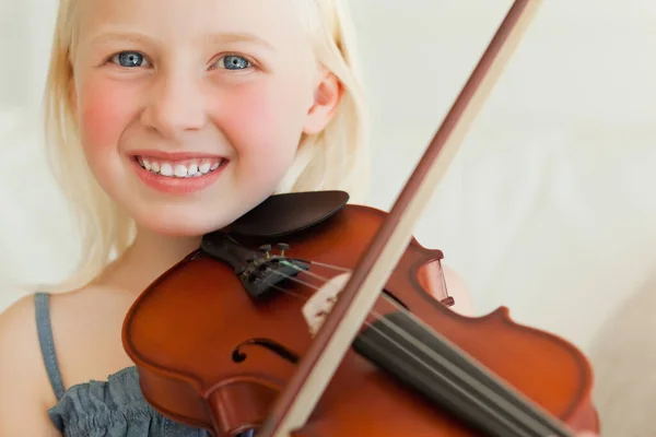 Uma Jovem Sorridente Toca Violino — Fotografia de Stock