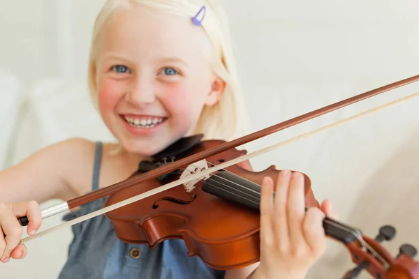 Una Ragazza Carina Ama Suonare Violino — Foto Stock
