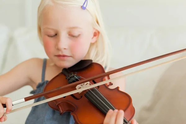 Uma Menina Talentosa Joga Lentamente Violino — Fotografia de Stock