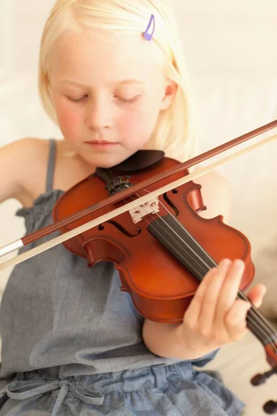 Doce Jovem Menina Suavemente Joga Violino — Fotografia de Stock
