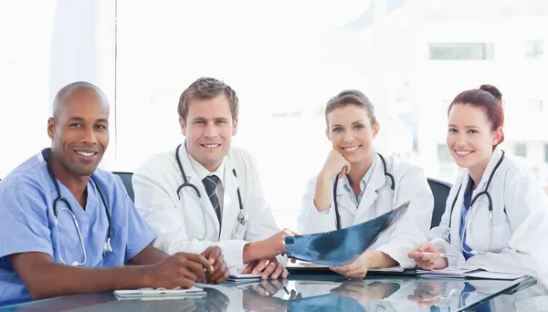 Sorrindo Pessoal Médico Sentado Uma Mesa — Fotografia de Stock