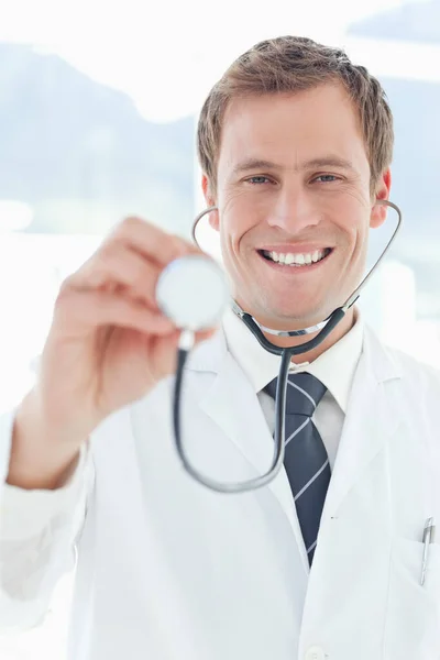 Medico Sorridente Che Esamina Con Stetoscopio — Foto Stock