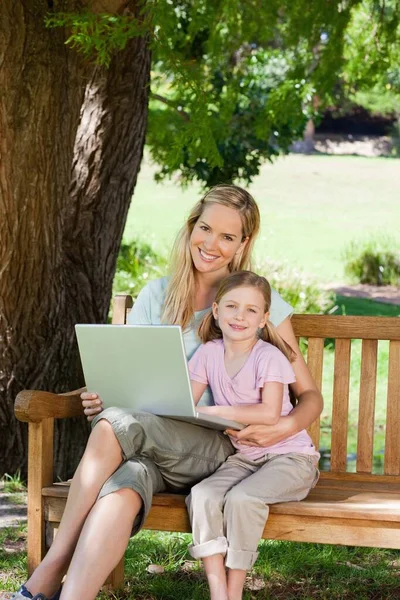 Obejmujące Matka Córka Siedzieć Ławce Park Laptopem Ręku — Zdjęcie stockowe
