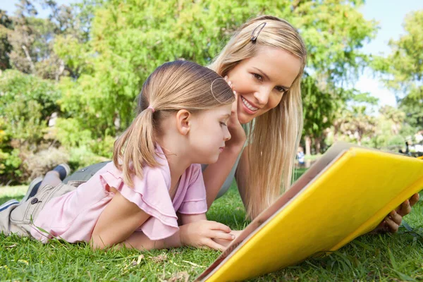Matka Córka Parku Czytają Książkę — Zdjęcie stockowe
