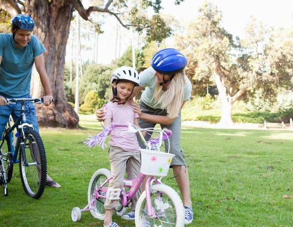 Μητέρα Βοηθάει Την Κόρη Της Ετοιμαστεί Για Ποδήλατο — Φωτογραφία Αρχείου