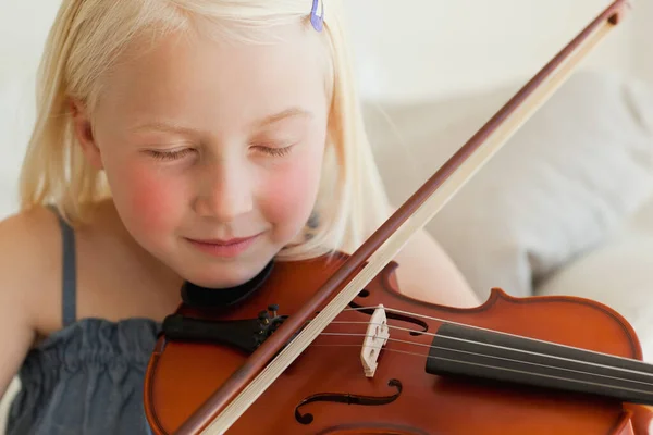 Una Ragazza Suona Violino Ascolta Sua Musica Con Gli Occhi — Foto Stock