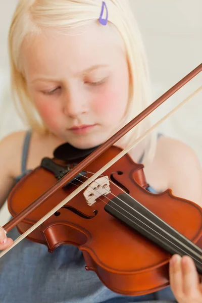 Uma Menina Joga Violino Docemente Quando Ela Fecha Olhos — Fotografia de Stock