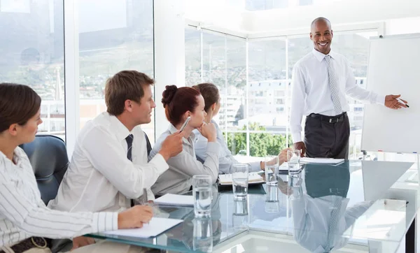 Lächelnder Geschäftsmann Bei Einer Präsentation Für Seine Kollegen — Stockfoto