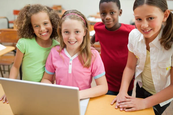 Estudiantes Sonrientes Usando Laptop —  Fotos de Stock
