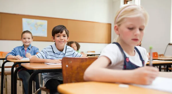 Três Alunos Sentados Uma Fileira — Fotografia de Stock